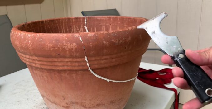 How to Glue Terracotta Pots Together-passionthursday.com